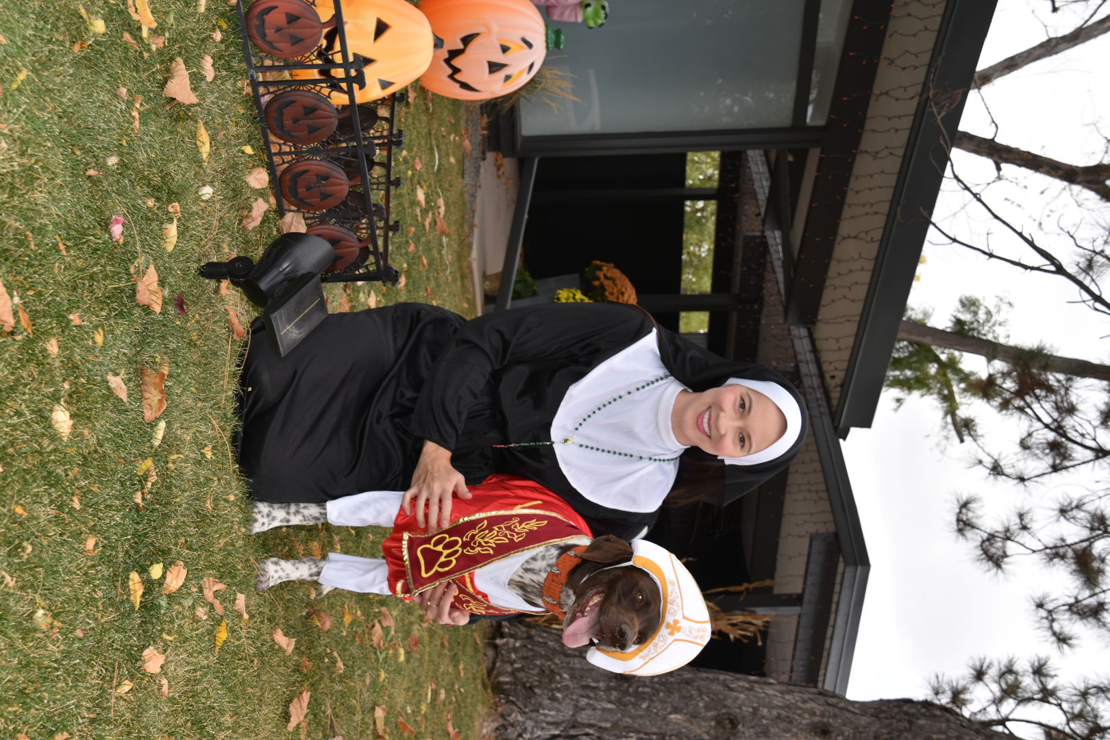 VIE R. - PET COSTUME CONTEST WITH NUN AND POPE 